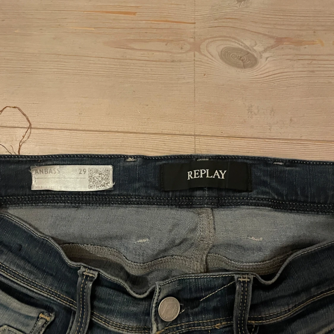 Blå slitna jeans från Replay - 3