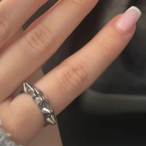 Edblad ring med nitar - Cool ring i silverfärgad metall med tydliga nitar runt om. Perfekt för dig som vill ha en edgy och unik accessoar till din stil. Säljer då den ej kommer till användning🩷storlek s