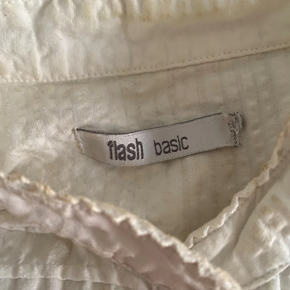 Vit blus med spetsdetaljer från Flash Basic - 3