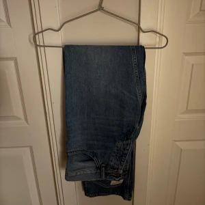 Blå jeans från Tiger of Sweden - Säljer ett par klassiska blå jeans från Tiger of Sweden i modellen MAD. Jeansen har en rak passform och är tillverkade i denim med snygga kontrastsömmar. Perfekta för dig som gillar stilrena och tidlösa jeans. Dem är väldigt snygga faktiskt. Pris kan diskuteras.