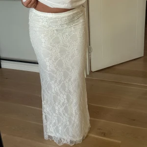 Vit lång spetskjol - Säljer en superfin vit långkjol i spets som jag aldrig använt. Lappen är inte kvar men jag är en 36/38 och den sitter bra på mig🌷