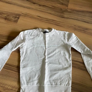 Closure London långarmad tröja  - Säljer en vit långärmad tröja från Closure London. Liten fläcka ovanpå tröjan men syns inte. Perfekt för en enkel och stilren look. 