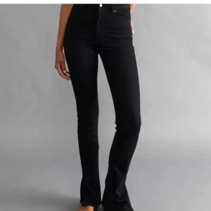 Slim split jeans - bikbok - Så snygga jeans från bikbok som tyvärr inte kommer till användning. Endast använda ett par fåtal gånger och är i mycket bra skick!