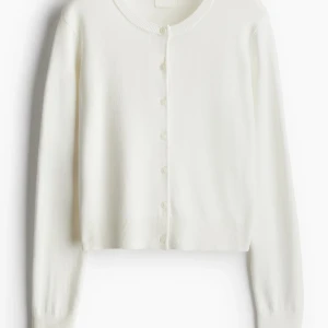 Vit finstickad kofta  - Säljer min finstickade kofta ifrån H&M då den inte kommer till någon användning längre💞Den är i fint skick men lite nopprig men inget som märks! Den är i storlek M men skulle säga att den även passar S , kontakta mig vid frågor och funderingar!!