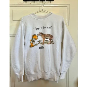 Nalle Puh Sweater - Sjukt gullig tröja med Nalle Puh från second hand. Tyvärr finns små fläckar vid nacken som kan gå bort om man kämpar för det haha! Sen är det någon slags fläck på ärmen som ser ut som färg eller något? Det var där när jag köpte den men någon annan kanske kan lyckas få bort den!