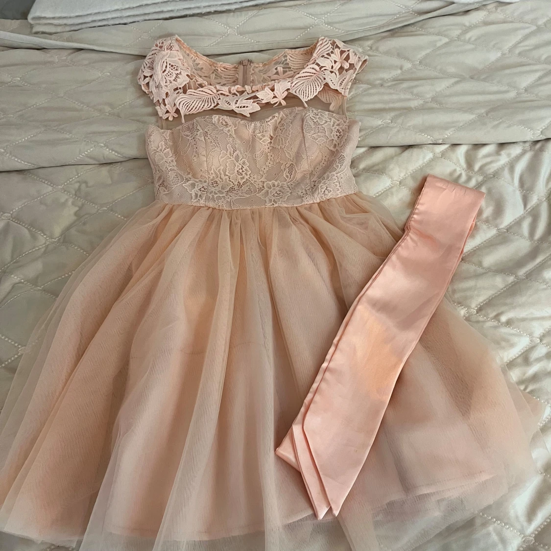 Ljusrosa spetsklänning från Eva & Lola - 3