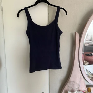 Marinblått linne - Jätte fint mörkblått linne från gina! Säljer för att jag har för mycket kläder helt enkelt och för att jag aldrig använder det❤️