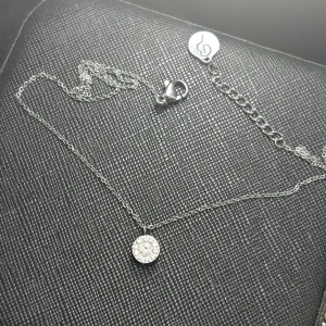 Edblad Halsband - Jättefint halsband i silver från Edblad i modellen ”Thassos Necklace S Steel” 😍 Kommer inte till användning. Nypris 399kr