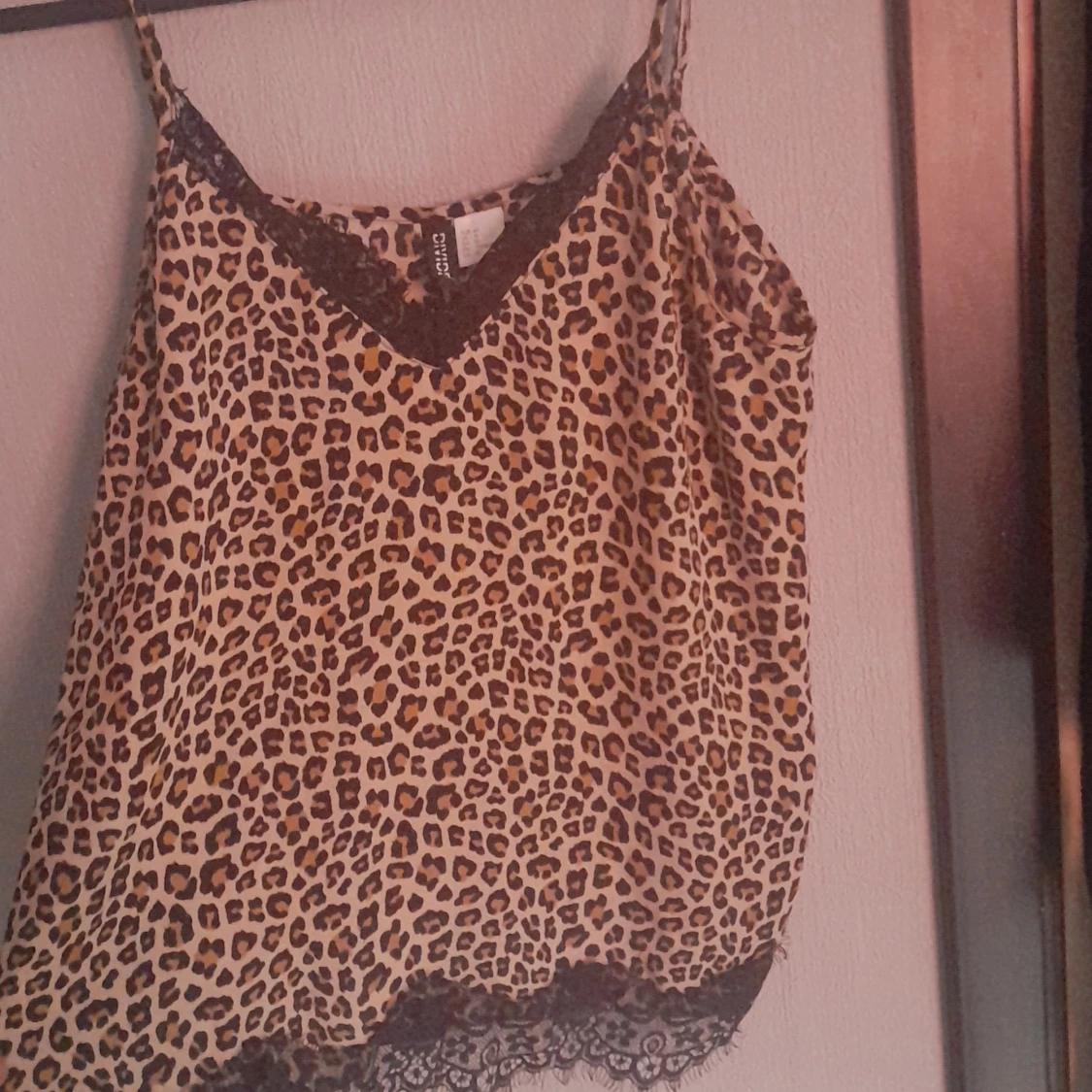 Leopardmönstrad linnetopp med spets från H&M Divided