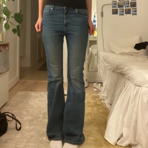 Blå bootcut jeans - Mörkblå bootcut jeans från only, som bara är använda ett fåtal gånger. Storlek 28/32