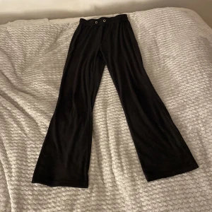 Svarta vida byxor från Gina Tricot - Svarta mjukis byxor från Gina Tricot i en mjuk och stretchig kvalitet. Är i fint skick. Storlek xs 💞