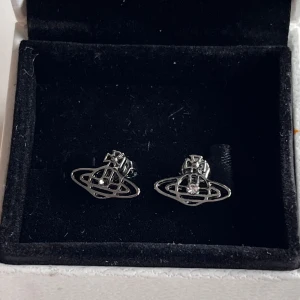 Vivienne Westwood örhängen - Har mesta dels bara dammat, en rhinestone har ramlat av från ena örhänget!