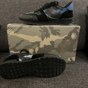 Valentino skor  - Jag säljer ett par valentino skor, skorna är knappt använda och är i storlek 45. Har inget kvitto därav priset. 