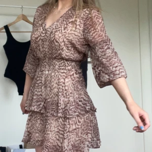 Klänning från Zara - Säljer en jättesnygg trendig kortklänning från zara.Storlek Xs men den är stretchig. Den har långa armar men väldigt snyggt att vika upp dom också. Den är aldrig använd.