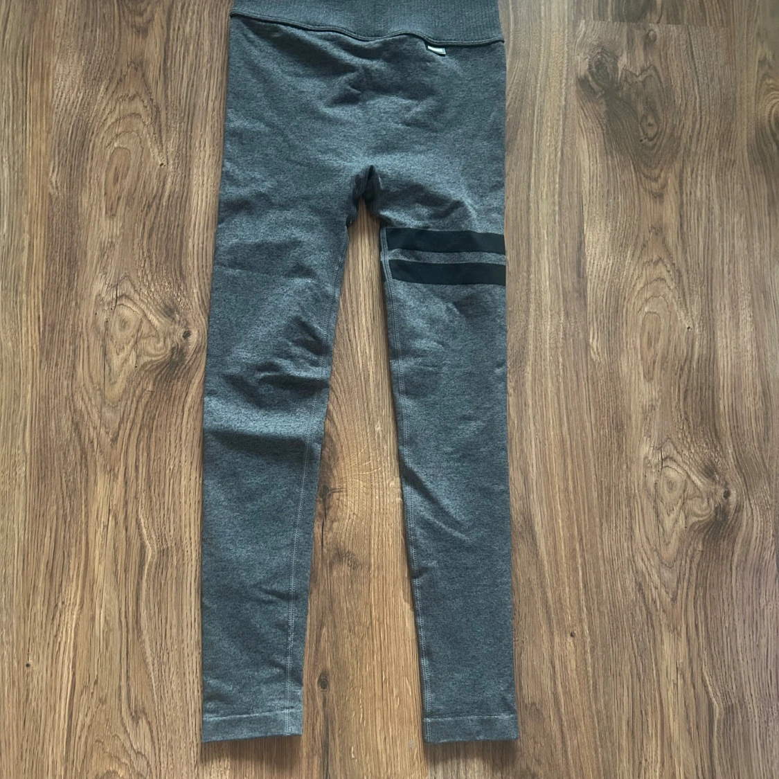 Grå leggings från Stronger med svarta ränder - 1