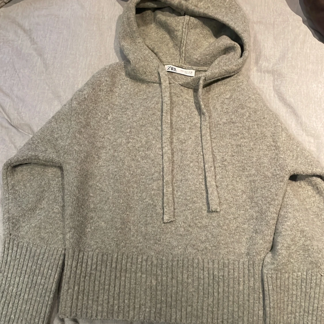 Grå stickad hoodie från Zara