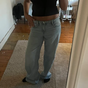 Ljusblåa vida jenas  - Säljer ett par ljusblåa jeans med rak passform och låg midja. Perfekta till vardags och lätta att matcha med olika toppar.