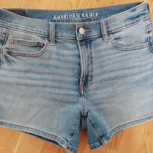 Jeans shorts  - Blåa Jeansshorts från American Eagle. Är osäker på storlek då det inte står någon lapp, men jag tror det är en S. 