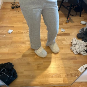 Grå mjukisbyxor från BikBok - Säljer ett par ljusgrå lowwaist mjukisbyxor från BikBok i storlek S. Nypris 399.