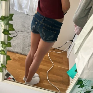 Mörkblå jeansshorts från Hollister - Snygga mörkblå jeansshorts från Hollister med klassiska fickor och kontrastsömmar. Aldrig använda och i nyskick😍Så snygga nu till sommaren🌸Skriv om ni har några frågor om mått eller pris❤️Man kan såklart välja hur mycket man vill vika upp💞Man får trycka på köp nu💗