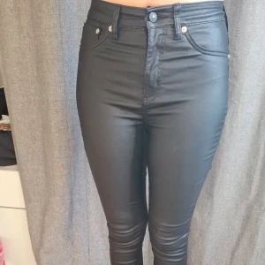 Svarta skinnbyxor från 157 - Säljer ett par svarta skinnbyxor från 157 i storlek S. Byxorna har hög midja och inge riktiga framfickor. De är knappt använda men hittade dock en litet litet hål som knappast syns som jag inte vet vart de kommer ifrån 