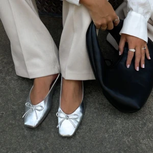 Silvriga ballerina  - Silvriga ballerina från hm i bra skick, använda 2 gånger! 