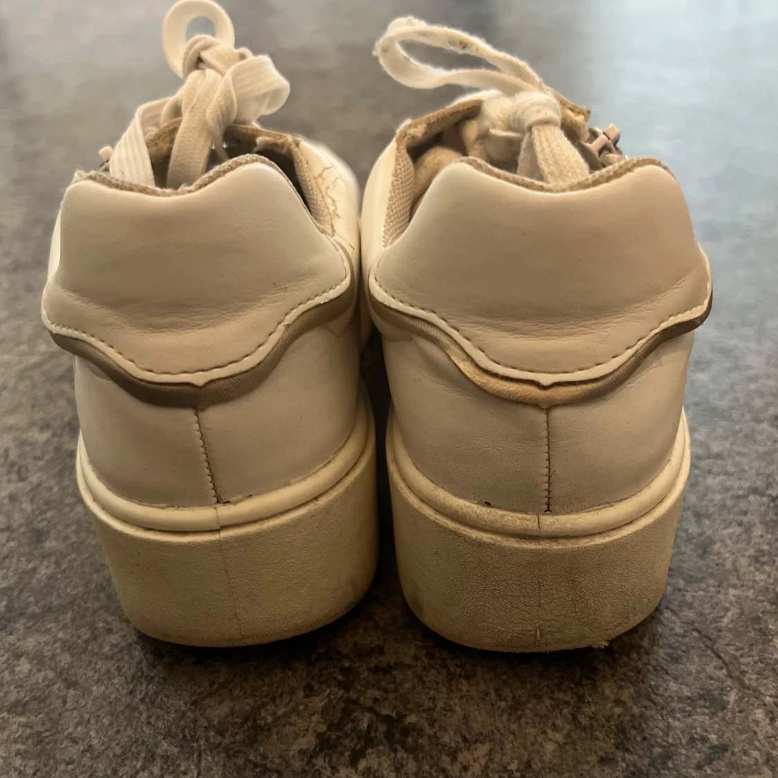 Vita sneakers med platåsula och dragkedja - 2