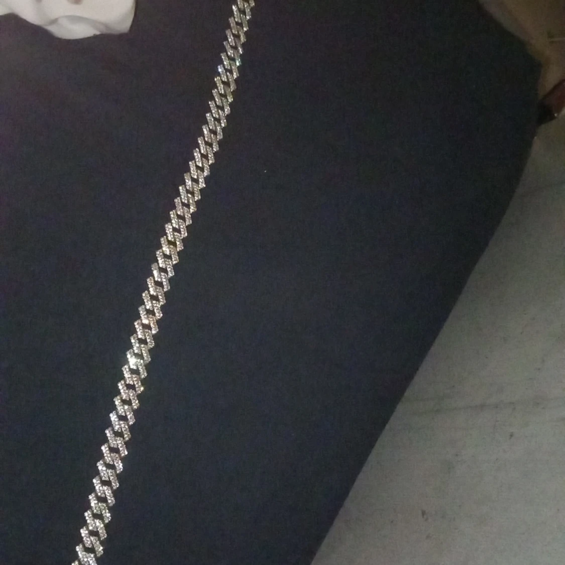 Glittrigt silverfärgat halsband - 1