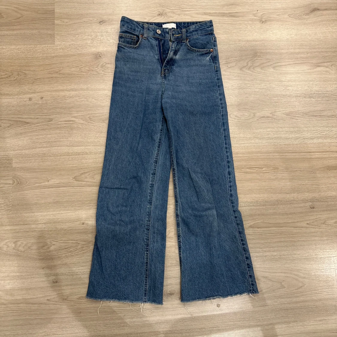 Blå wide jeans med råa kanter från H&M