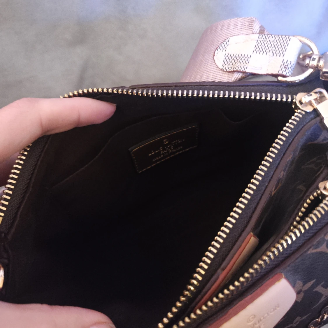 Axelväska med rosa band - 3