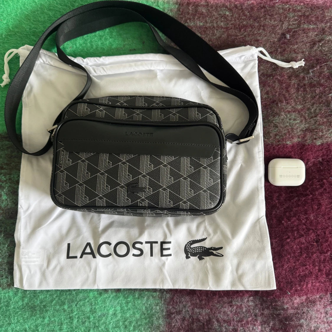 Svart axelväska från Lacoste med mönster