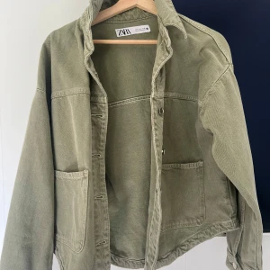 Olivgrön jeansjacka  från Zara -  en jeansjacka från Zara, super fin och använd några få gånger endast