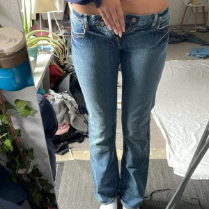 Lågmidjade jeans - Bra skick! Mått: midjemått rakt över 35-38 stretch grenhöjd 17 innerbenslängd 80,5cm💗 jag är 180 och brukar ha 38/m