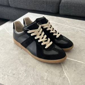 Maison Margiela Gats - Säljer dessa fräscha Maison Margiela Gats skor i storlek 42,5. Köpte dem nya för ungefär ett år sedan och de har varit väldigt sparsamt använda, så de är i mycket bra skick. Bara att höra av sig vid funderingar, och jag tar gärna emot rimliga bud. 