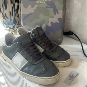 Valentino flycrew - Ett par mörkgröna valentino flycrews i storlek 40. Använt skick, 7 tappade nitar. Box, dustbag samt kvitto medföljer