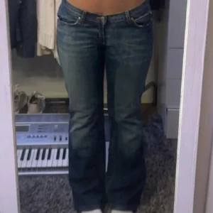 Blå bootcut jeans  - Midjemått rakt över 40cm, passar nån som är ca 165-167 (tjejen på bilden är 167 som referens). Säljer pga för långa på mig. Defekt som ej syns på dessa bilder är att jeansmärket där bak är borta 