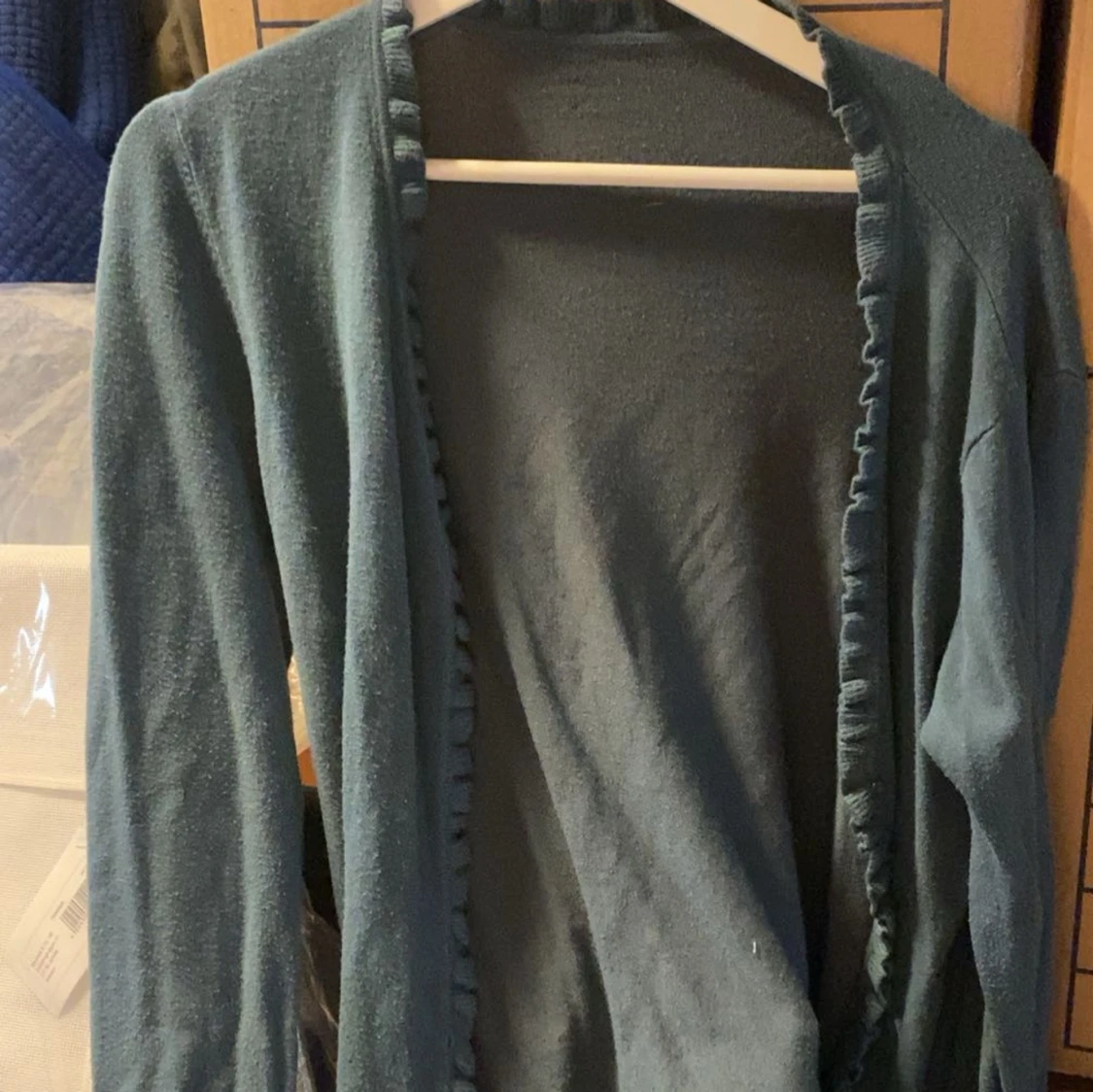 Blå kofta med volangkant