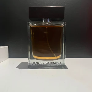 Dolce & Gabbana The One EDT 100ml herrparfym - Köpte den för ett tag sen efter att ha testat den i butik och gillat doften, men efter att ha använt den ca 5 gånger kände jag att den inte riktigt passade mig ändå. Så istället för att den bara står och samlar damm säljer jag den vidare. Det är en väldigt manlig doft som är varm, kryddig och lite söt. Funkar året om enligt mig. 