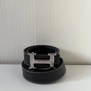 Svart bälte  - Säljer ett  svart bälte från ett kännt märke, perfekt till sommaren. Dm vid frågor👍