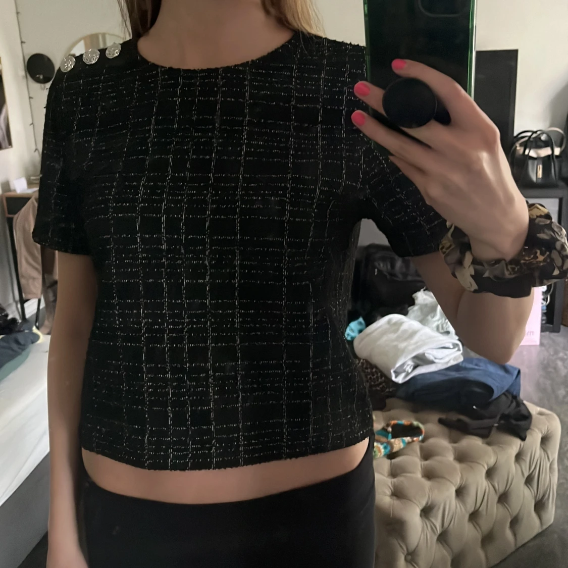 Svart topp med silvriga knappar från H&M  - 2