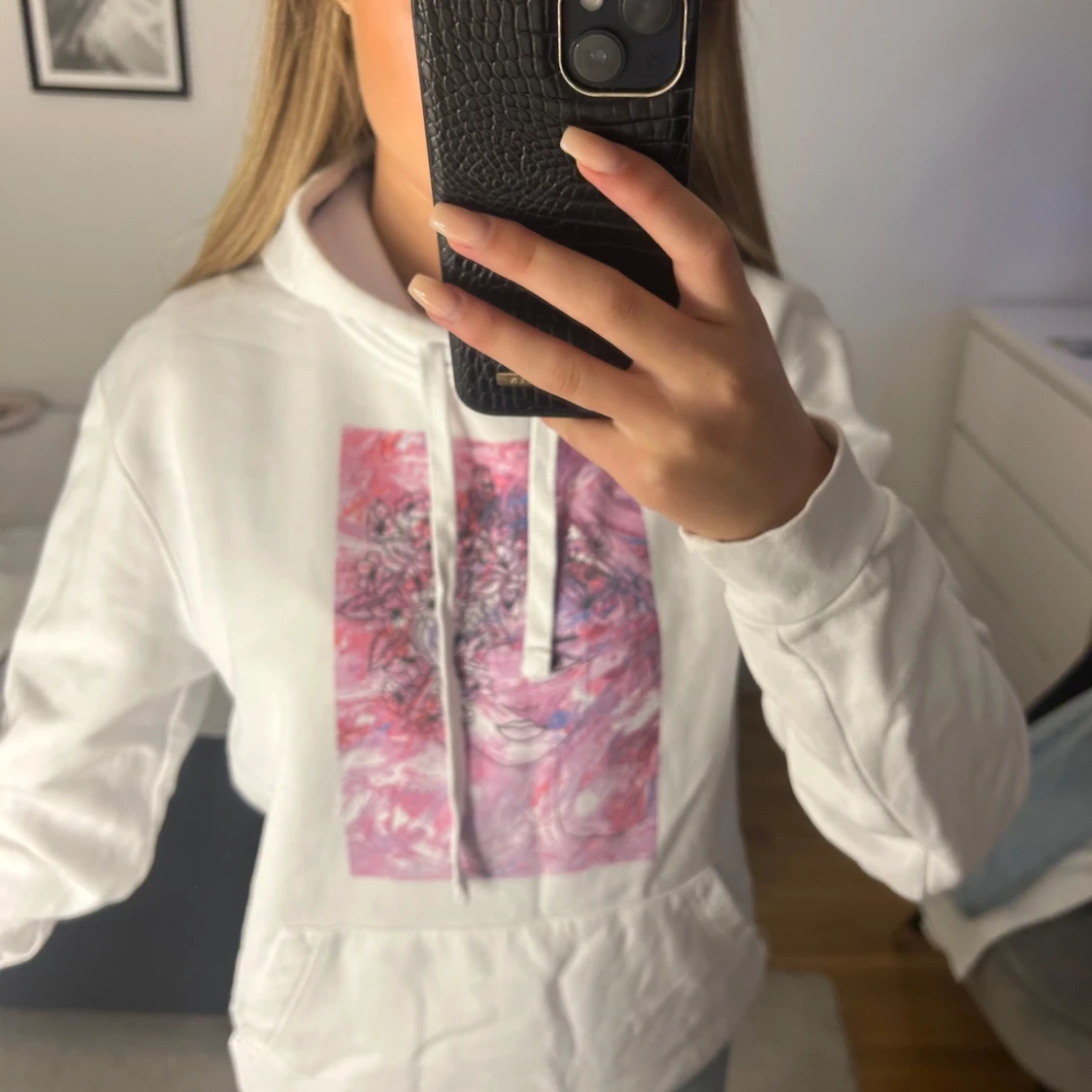 Vit hoodie med rosa mönster