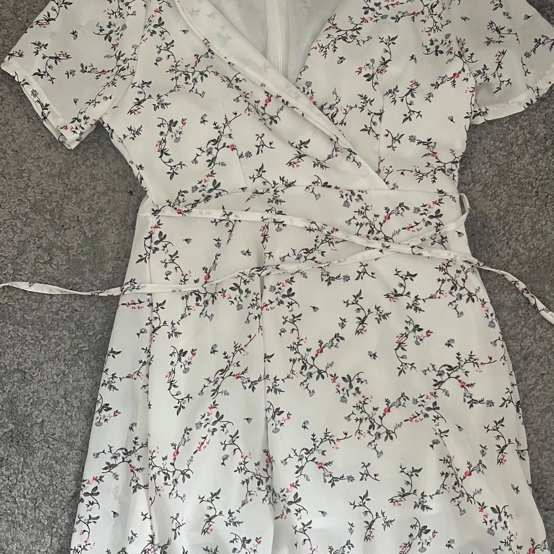 Vit blommig omlottklänning från Vera - 2