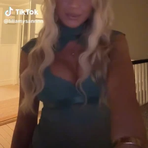 grön spets body - superfin och trendig spets body från hunkemöller! den är i storlek S och är aldrig använd då den tyvärr är för liten (därav lånade bilder) 💕 den saknar en av två knappar där bak men inget som påverkar användningen av bodyn! kostar 600kr egentligen! använd gärna köp nu🥰