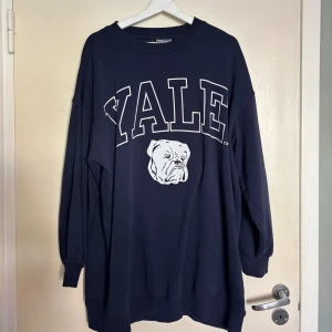 Mörkblå oversized sweatshirt  - Säljer en mörkblå oversized sweatshirt från H&M med stort vitt tryck och bulldog på bröstet. Tröjan har långa ärmar, rund halsringning och mjukt material. Perfekt för en avslappnad stil.                                                                Rök- och djurfritt 