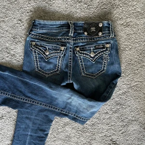Miss me jeans  - Miss me jeans. Storlek 24. Midjemått: 33 cm och innerbenslängd: 81 cm 