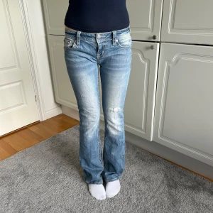 Miss me jeans  - Miss me low waist bootcut jeans. Storlek 26. Midjemått: 35 och innerbenslängd: 81 cm 