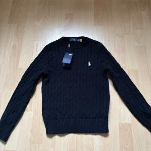  Mörkblå Ralph Lauren tröja - En riktigt fin stickad Ralph Lauren tröja👍I jättefint skick, ny fast jag har provat den på mig.🆕Den är perfekt nu till sommaren, våren och hösten nu när dagarna är lite kallare på kvällen🌅Den är i storlek 160 så jag skulle nog säga XL i BARNSTORLEK⚠️
