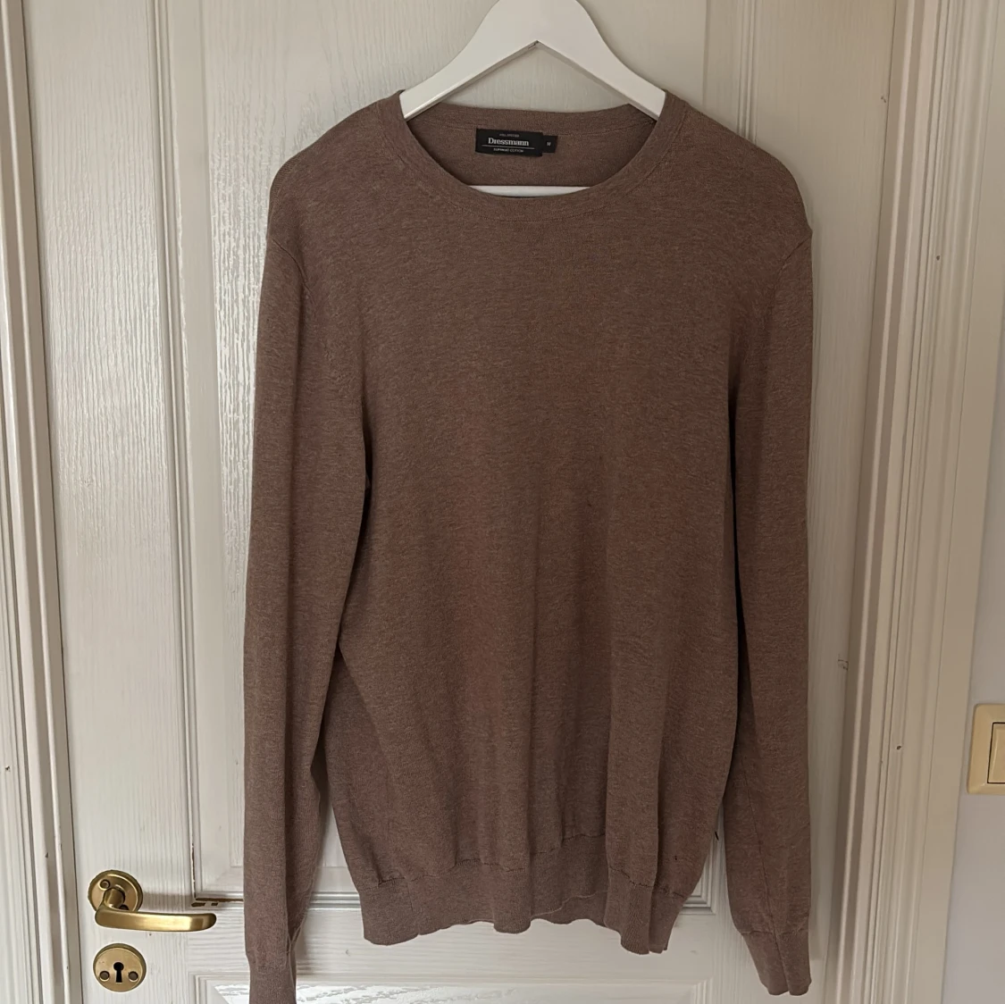 Brun bomullströja från Dressmann