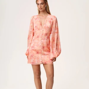 adoore Florence Dress peach  - Adoore florence dress i färgen peach. helt ny med prislapp kvar, helt slut på hemsidan. säljare endast vid bra pris🩷kan även tänka mig byta till storlek 36 eller 38