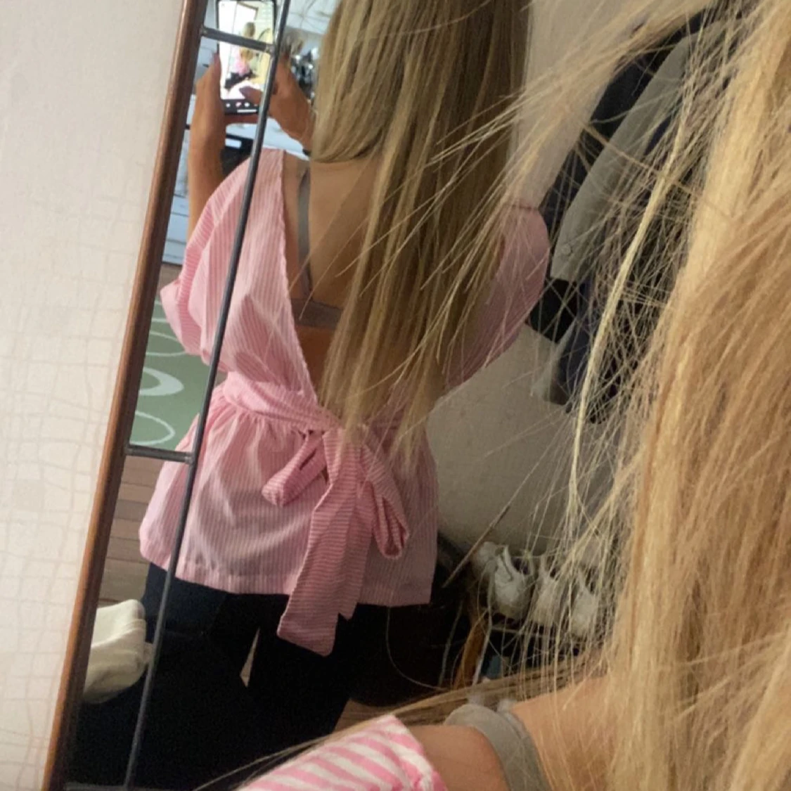 Rosa och vit randig blus med rosett i ryggen - 2